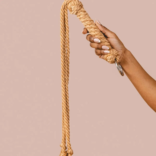 KANUKA Flogger Whip c/Borla para Brincadeiras Eróticas BDSM