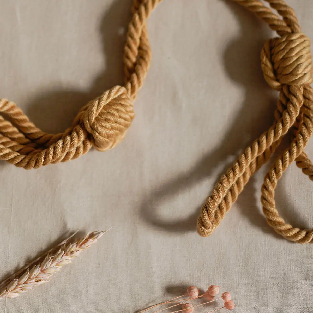Esposas suaves KANUKA con cordón de control para juegos BDSM
