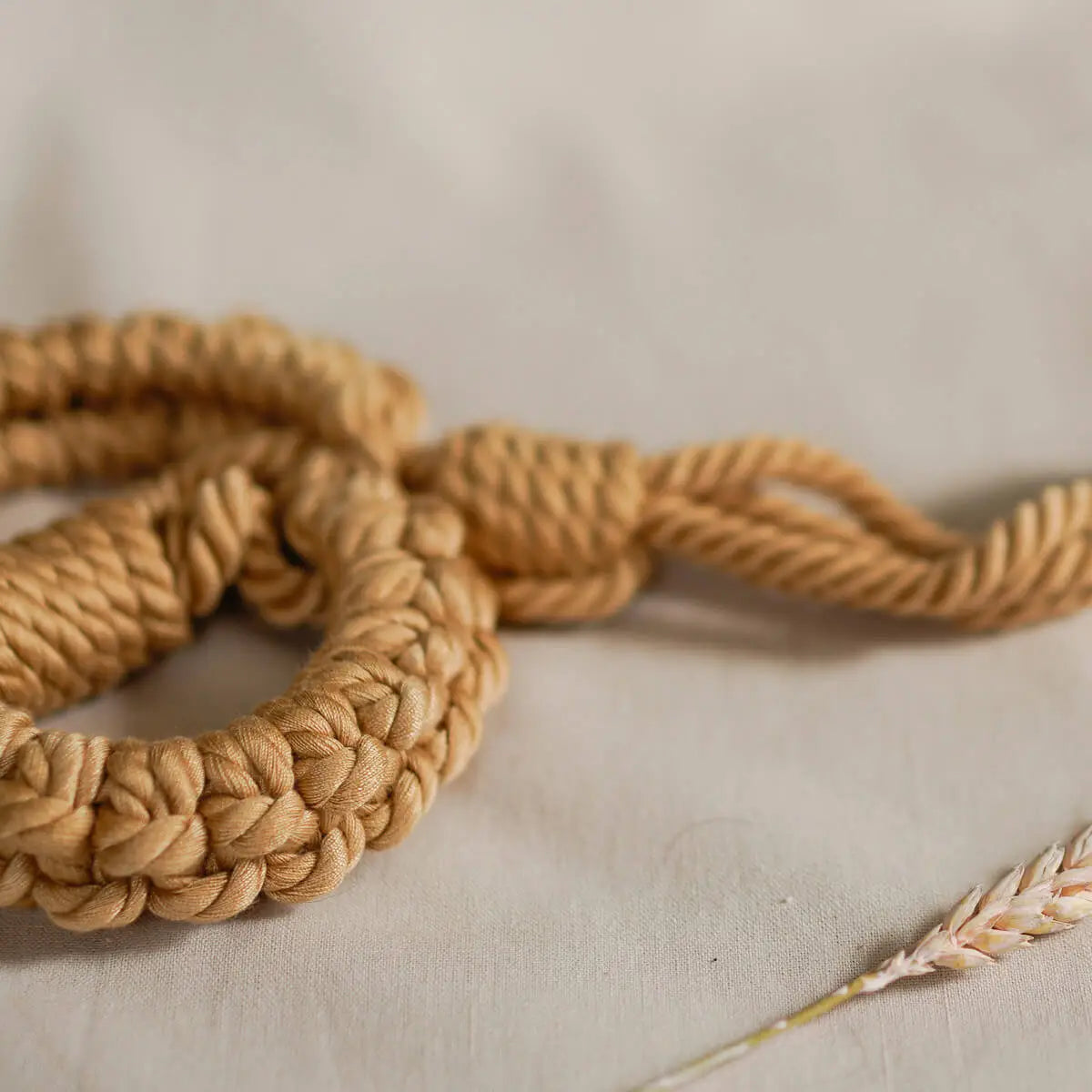 Esposas suaves KANUKA con cordón de control para juegos BDSM
